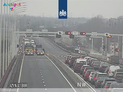 Haringvlietbrug in storing, A29 in beide richtingen dicht