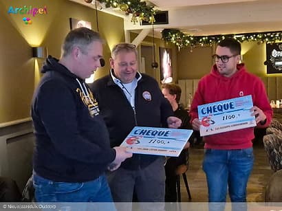 Nieuwjaarsduik Ouddorp reikt cheques uit