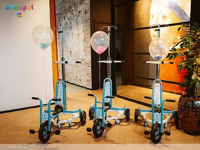Kiwanis schenkt infuusfietsjes aan ziekenhuis Dirksland