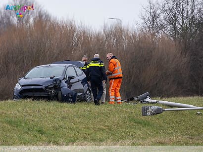 Automobilist rijdt lantaarnpaal uit de grond