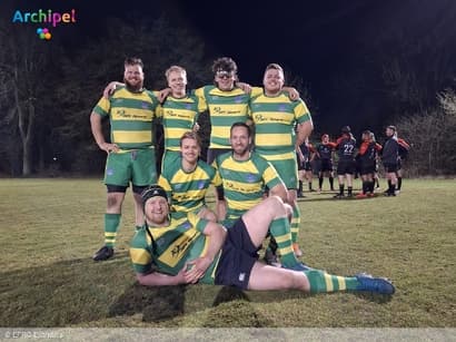 Oude Meesters betreden het veld tijdens rugbywedstrijd