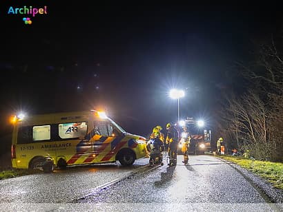 Auto raakt van weg, bestuurder en baby naar ziekenhuis