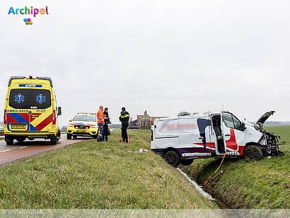 Bestelbus belandt over sloot bij eenzijdig ongeval