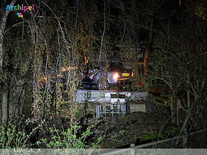 Bestuurder mist bocht en rijdt tuin in