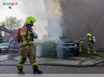Auto vliegt in brand tijdens starten