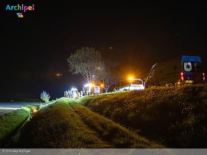 Minderjarige bestuurder rijdt auto van dijk en raakt gewond