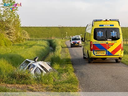 Automobilist rijdt sloot in en wordt aangehouden