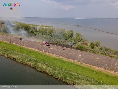 Meerdere brandweereenheden ingezet bij natuurbrand in buitengebied Dirksland
