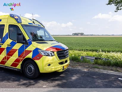 Bestelbus belandt van Oudelandsedijk bij Dirksland