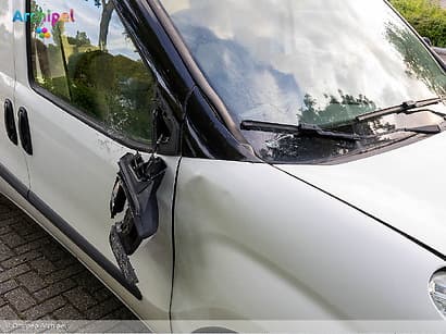 Fietsster gewond na aanrijding met bestelauto op N215