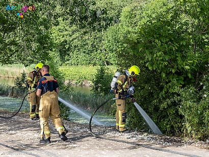 Brandweer blust grasbrand aan West Havendijk bij Dirksland