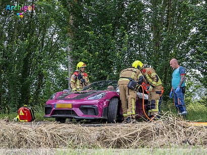 Brandweer bevrijdt bestuurder uit auto na crash tegen boom
