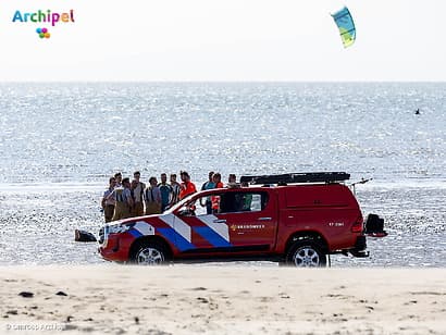 Persoon uit water gehaald en overleden op strand Brouwersdam