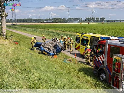 Auto op de kop na botsing tegen boom, bestuurder zwaargewond