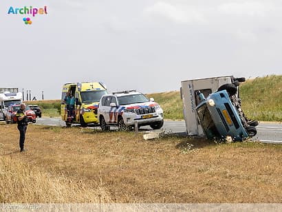 Auto met caravan gekanteld op N57 bij Ouddorp