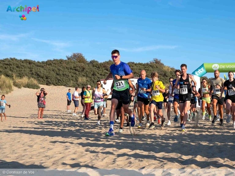 286 hardlopers en 109 wandelaars bij Strandloop Ouddorp