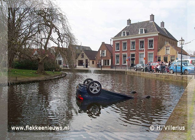 Auto in de gracht van Dirksland