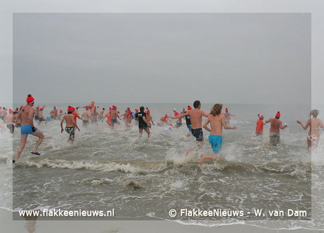 Videoreportage: Ouddorpse Nieuwjaarsduik 2009