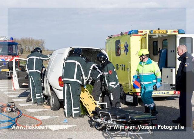 Slachtoffer uit auto geknipt na kop-staart aanrijding