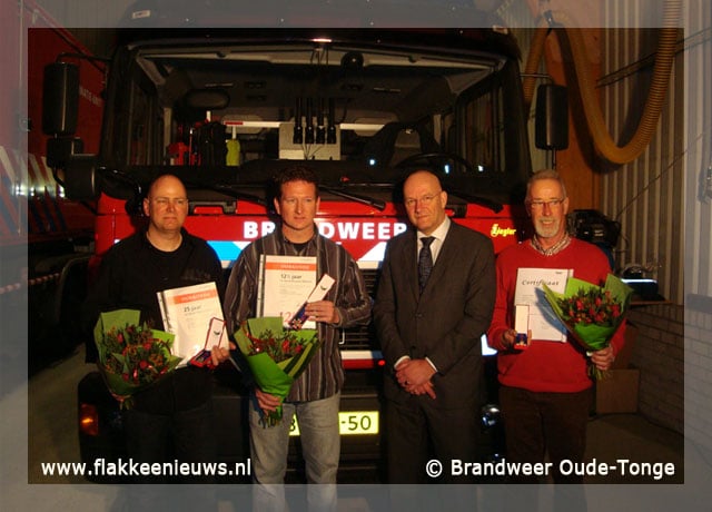 Jubilarissen Brandweer Oude-Tonge gehuldigd