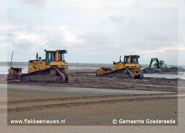 Gemeente ruimt slib van stranden