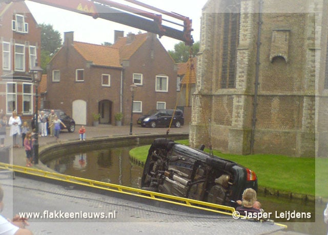 Auto in de kerkgracht