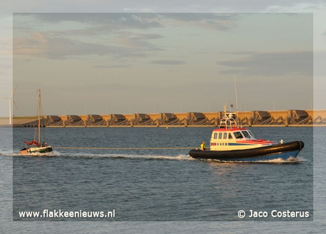 Bootje vastgelopen op het strand