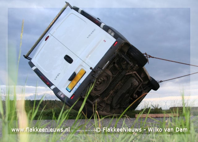 Bus op zijn kant na slippartij
