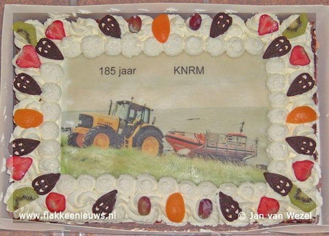 Taart en gift voor jarige KNRM