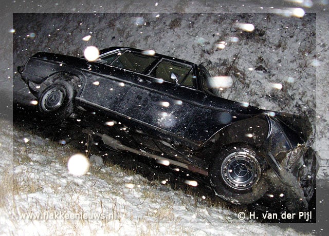 Auto in de sloot bij Den Bommel
