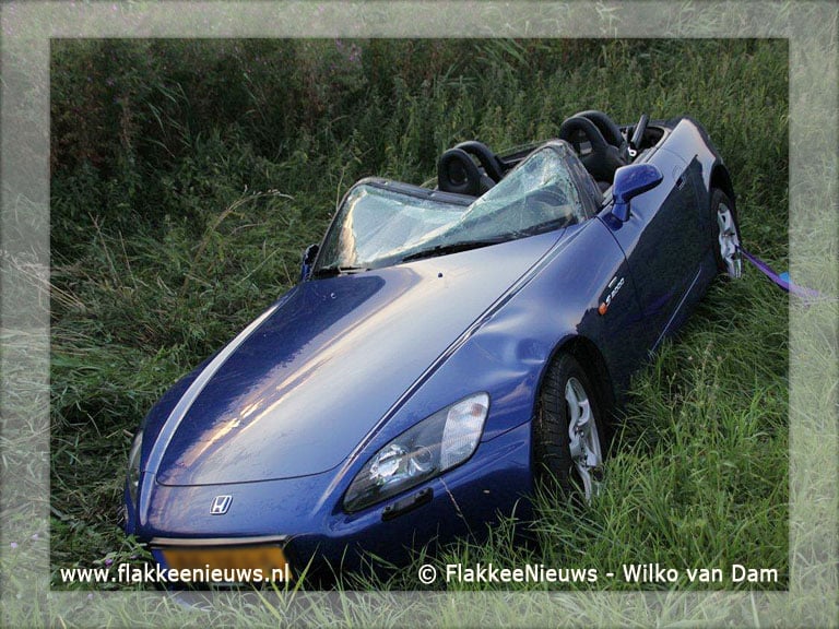 Auto naast de weg bij Dirksland