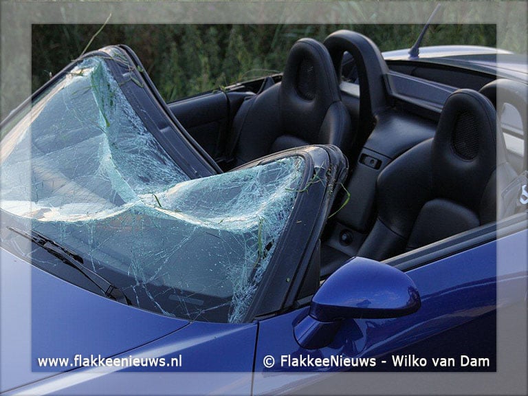 Auto naast de weg bij Dirksland