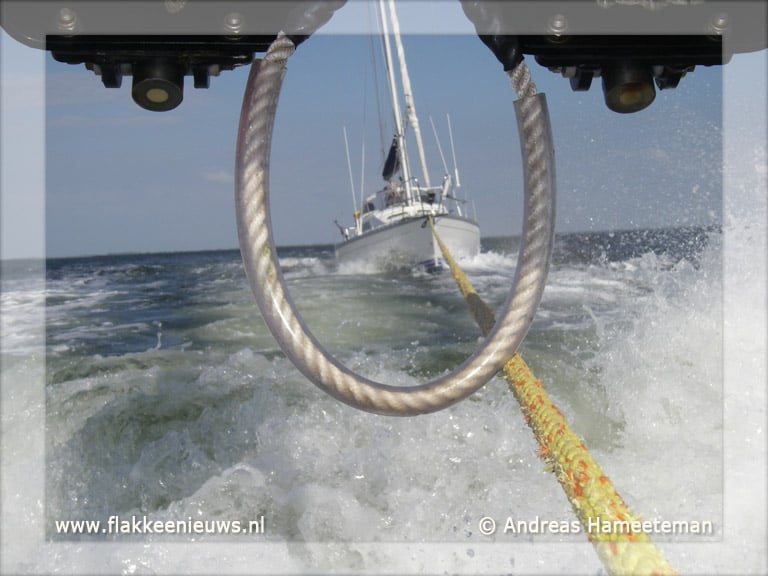 KNRM Ouddorp in actie op het strand en op het water