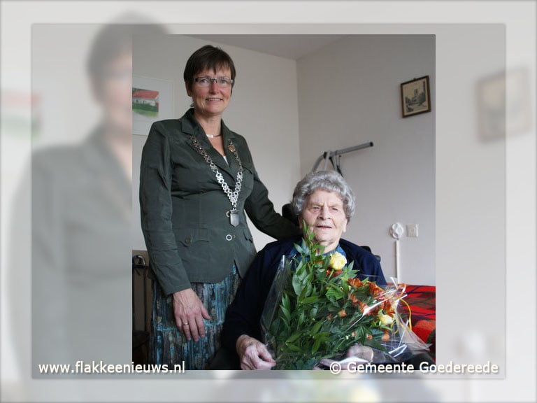Burgemeester bezoekt 101-jarige mevrouw van Splunter