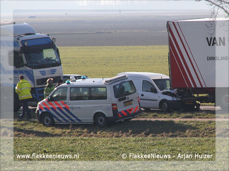 Aanrijding tussen twee vrachtwagens en bestelbusje