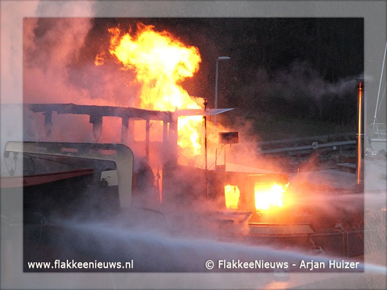 Brand op schip in havenkanaal Middelharnis