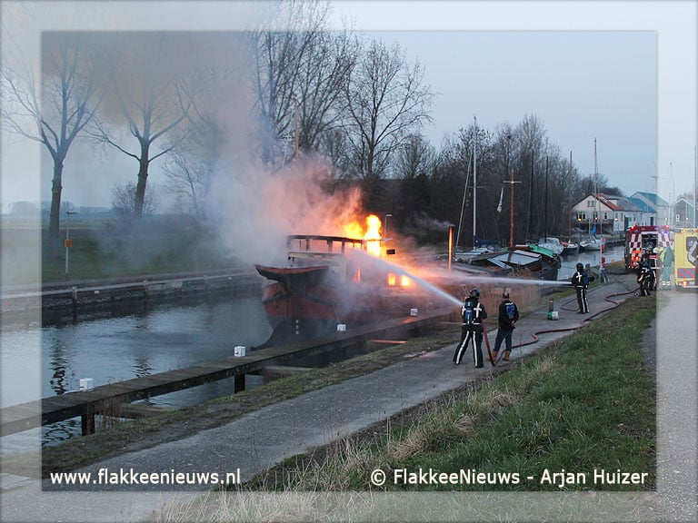 Brand op schip in havenkanaal Middelharnis