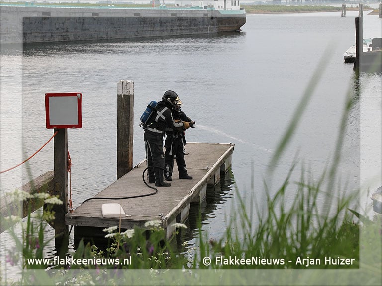 Motorboot uitgebrand in haven Middelharnis