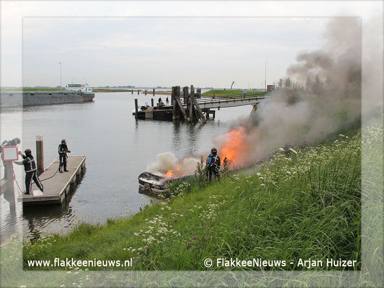 Motorboot uitgebrand in haven Middelharnis