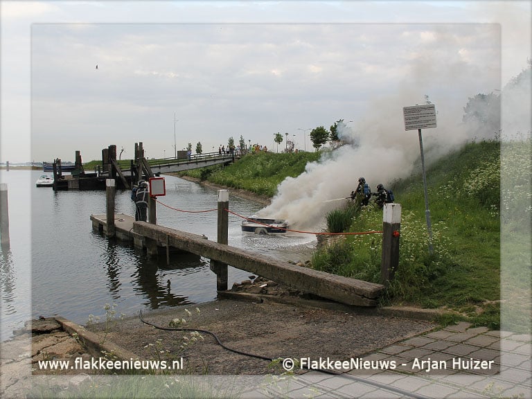 Motorboot uitgebrand in haven Middelharnis