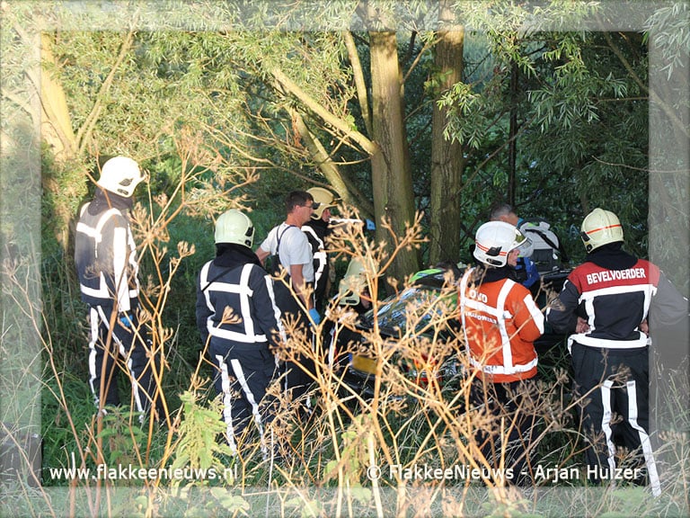Auto van de dijk in polder Dirksland