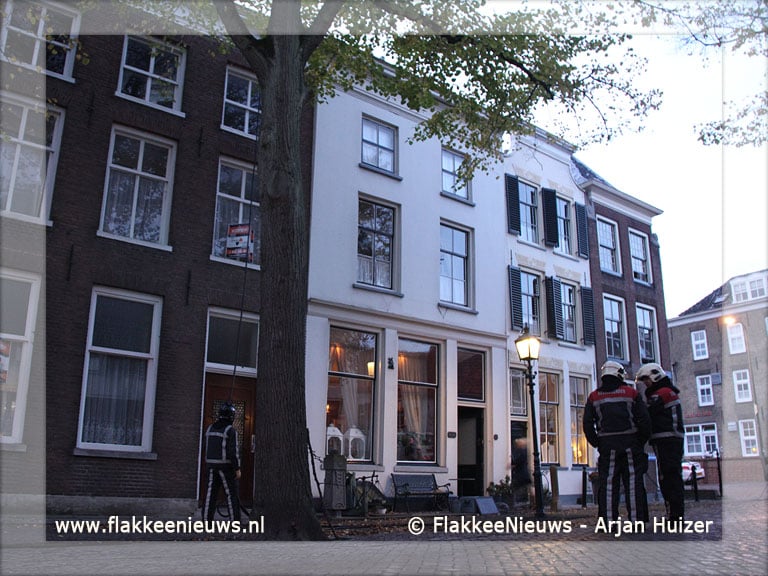 Hoogwerker in actie voor schoorsteenbrand