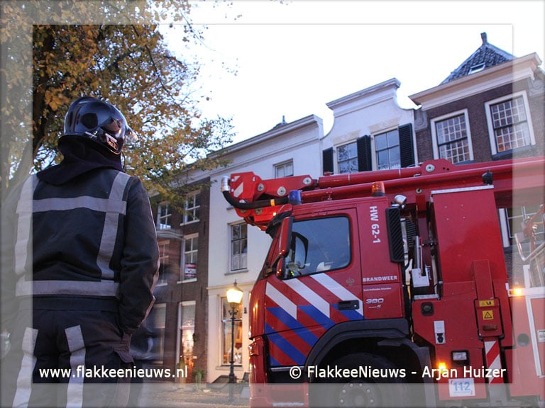Hoogwerker in actie voor schoorsteenbrand