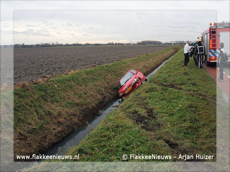 Voorbijganger ontdekt onbemande auto in sloot