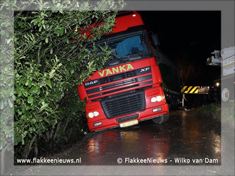 Trekker-oplegger krijgt hulp van telescoopkraan