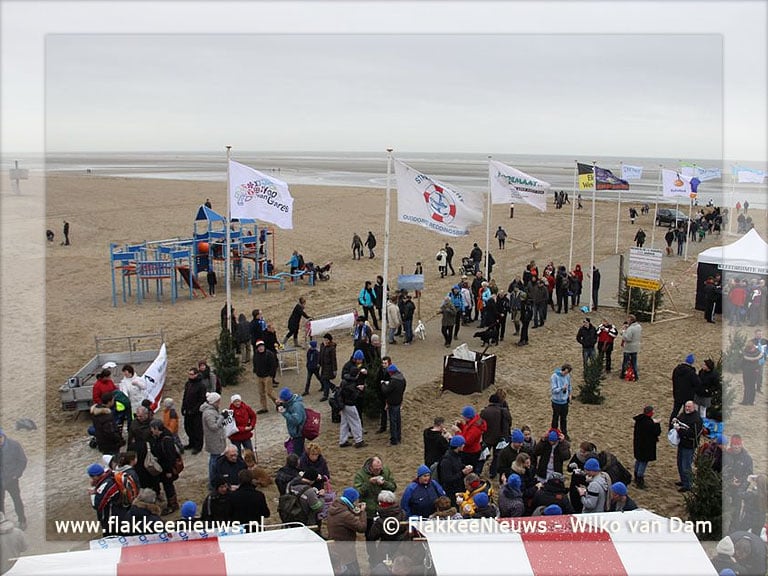 Foto's oudejaarsduik in Ouddorp