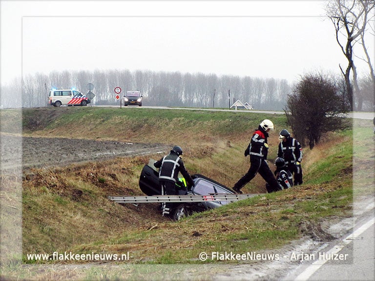Auto in greppel bij Goedereede