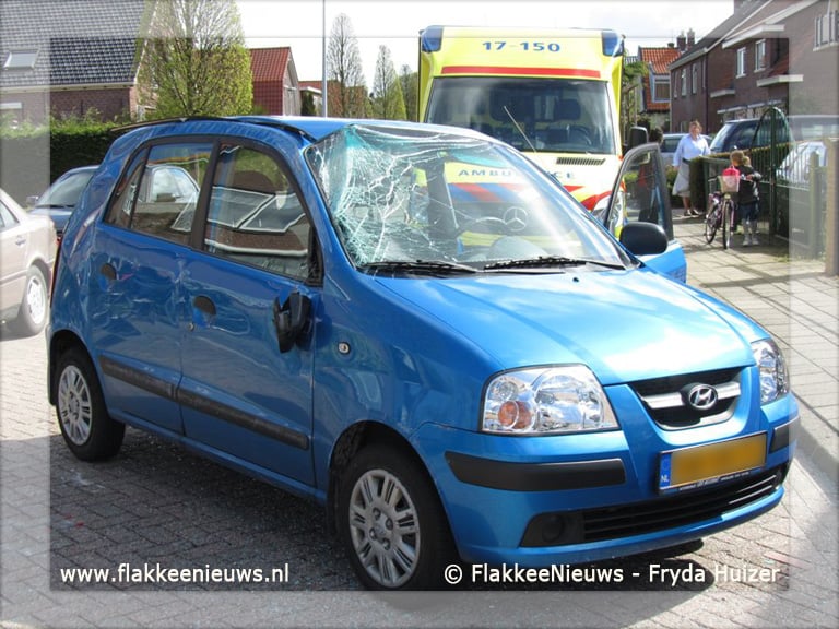 Auto op z'n kant na aanrijding