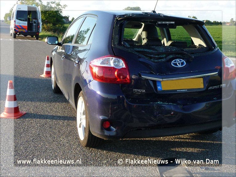 Motorrijder rijdt achterop auto