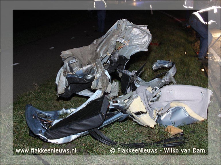 Auto door midden Oudelandsedijk Middelharnis